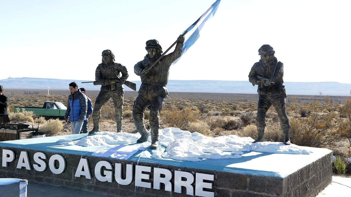 Monumento en Paso Aguerre en homenaje a soldados caídos en Malvinas. Fuente: (Twitter)