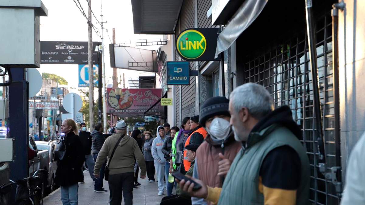 Fila de cobros. Fuente: (Instagram)