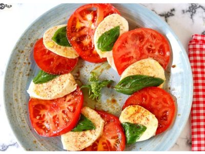 Cómo hacer la auténtica ensalada caprese: la receta italiana que podés preparar en minutos