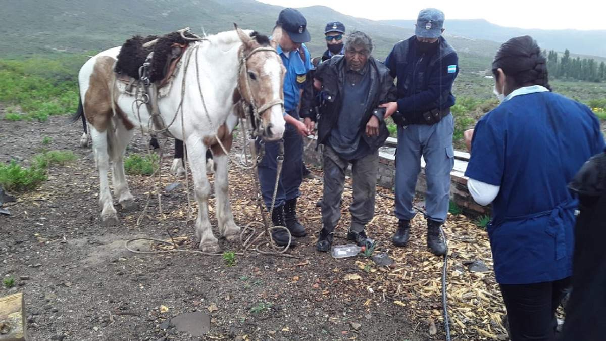 Momento en que efectivos policiales rescatan al poblador. Fuente: (Twitter)