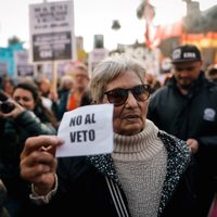Jubilados y organizaciones sociales se movilizan al Congreso contra el veto presidencial