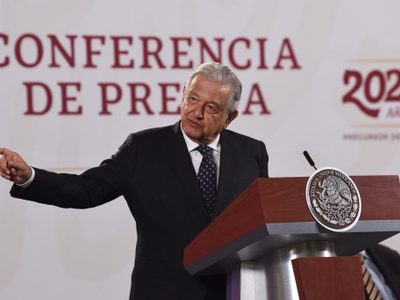 Mujeres, las más beneficiadas con los programas sociales: AMLO
