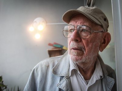 Discreta y 40 años menor: así es Eliana, la joven madre de las hijas gemelas de Norman Briski