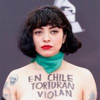 Mon Laferte protesta por la crisis chilena en los Grammy Latinos (Video)
