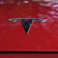 Tesla llama a talleres a 200 mil autos por nuevo fallo en el software