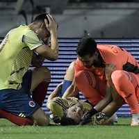 Impactante lesión de Santiago Arias en la victoria de Colombia