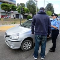 Taxistas emboscaron a un conductor de Uber y lo retuvieron hasta la llegada de la policía