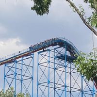 Superman de Six Flags falla y se queda suspendido; no hay lesionados
