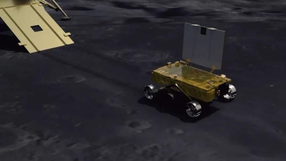 Ilustración del rover Pragyan tras bajar por la rampa del módulo de aterrizaje Vikram de la misión lunar Chandrayaan 3 de la India