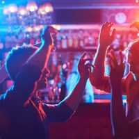 Los bares y discotecas en España dan marcha atrás con las aperturas