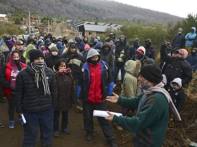 Continua la tensión por las tomas en un cerro de Bariloche