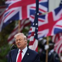 Trump dice que bloqueo es más efectivo que bombardear Irán: "Se están asfixiando como cerdo relleno"