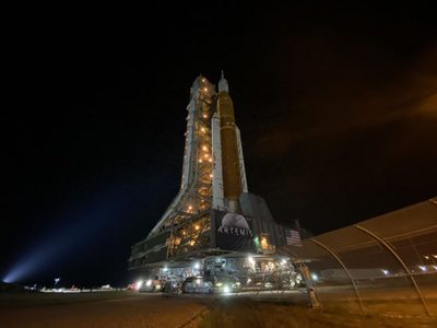 Cohete lunar de la NASA llega a plataforma para primera prueba