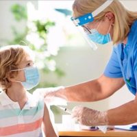 Médicos ven "débil" el argumento que apoya vacunar a menores de 12 años para proteger a familiares