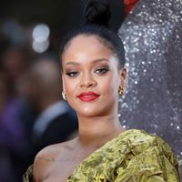 Rihanna juega así cuando esta sola en casa... ¡Poco a la imaginación!