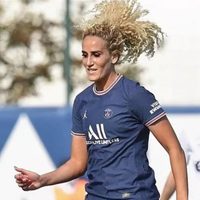 Kheira Hamraoui, futbolista del PSG, narra cómo fue golpeada con una barra de hierro
