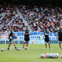 La Selección argentina se entrenó ante una multitud antes de viajar a Angola