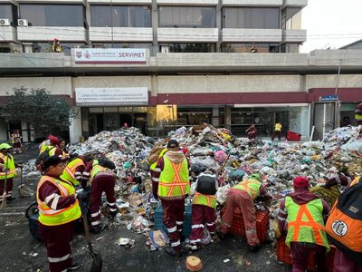 Trabajadores de limpieza cubren Fray Servando con basura: exigen ser incorporados al SUTGCDMX