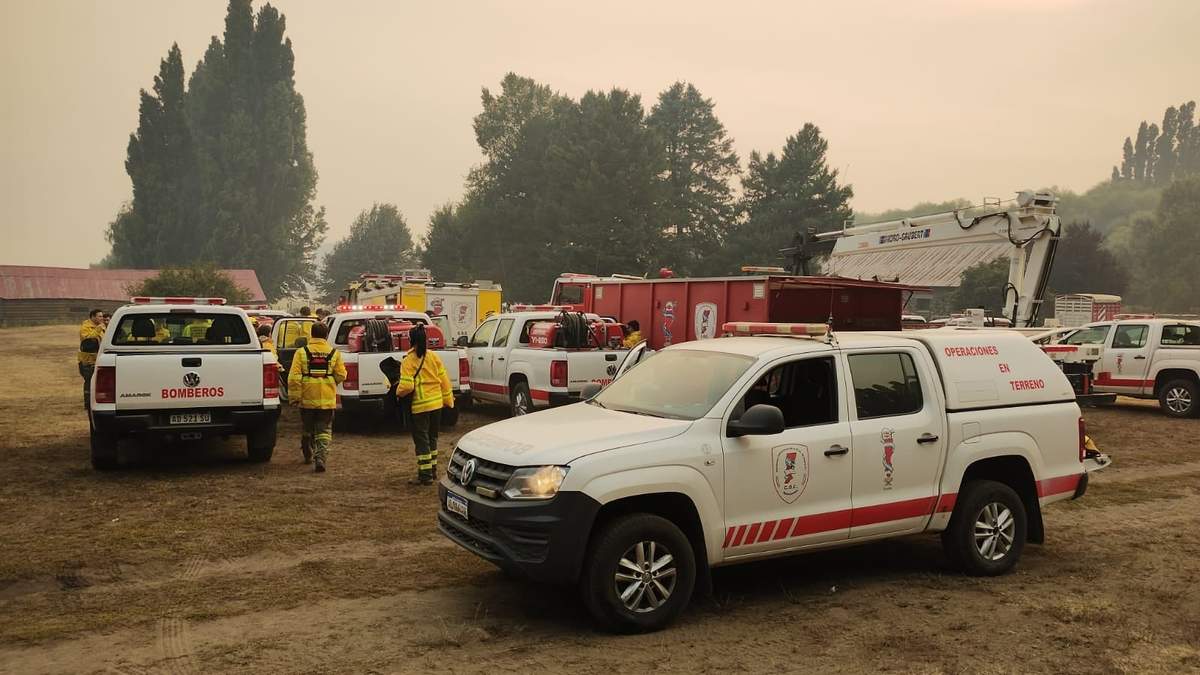 Bomberos Voluntarios durante los incendios forestales en  Valle Magdalena. Fuente: (Facebook)