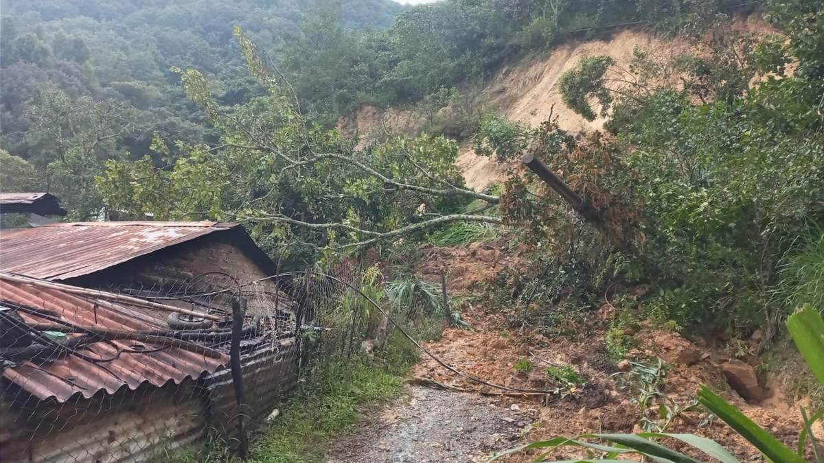Lluvias causan deslaves en la comunidad de Santiago Atitlán, Oaxaca