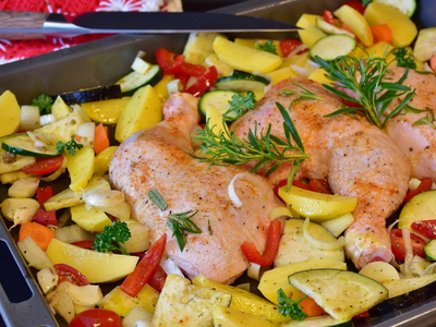Pollo al horno con papas: la receta de la abuela para que te quede más rico, jugoso y crujiente