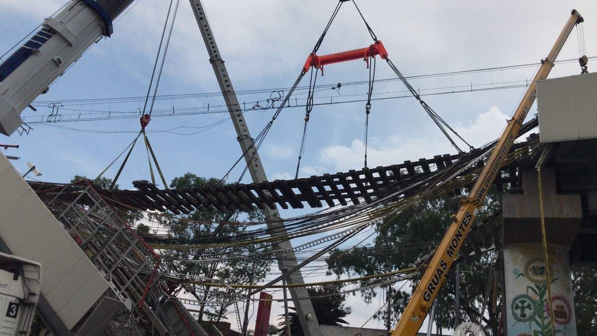 Grúas levantan las vías del Metro en la zona del accidente