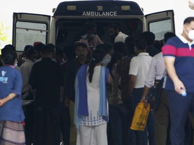 Los restos de las víctimas del accidente de Air India son entregados a sus familiares