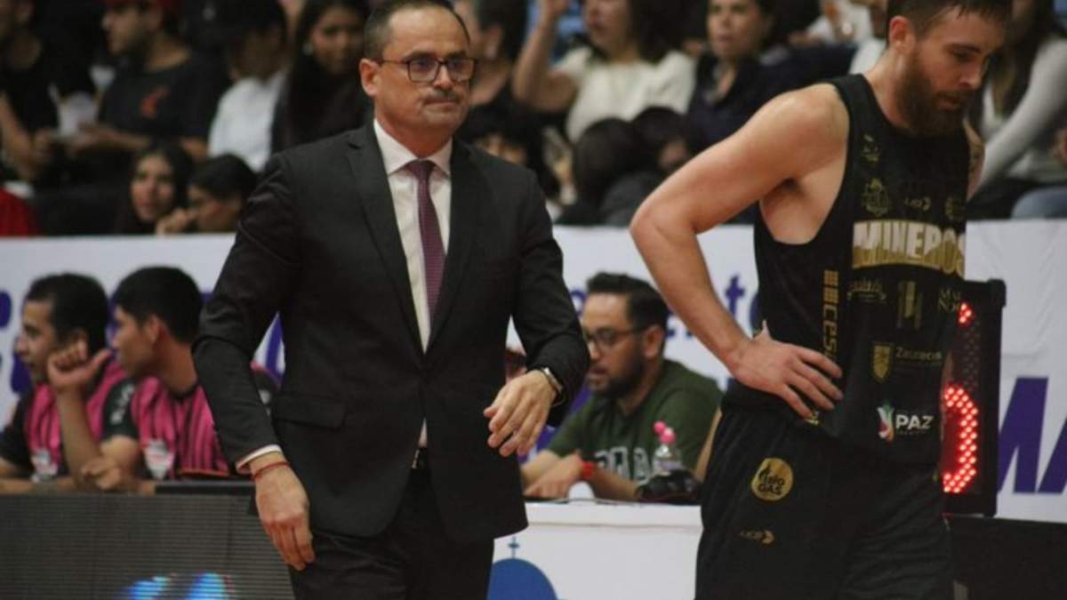 Pedro Carrillo como entrenador de los Mineros de Zacatecas de la Liga Nacional de Baloncesto Profesional