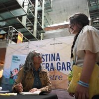 La Pulitzer mexicana Cristina Rivera Garza convoca a más de 300 en firma de autógrafos