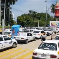 Taxistas paralizan servicio y bloquean costera de Acapulco en protesta por la inseguridad