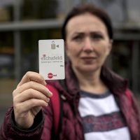 Alemania entrega ayudas a migrantes en tarjetas; los críticos dicen que es discriminatorio