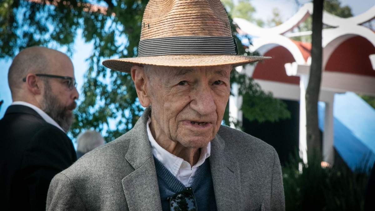 El artista Pedro Friedeberg, considerado un referente del surrealismo nacional