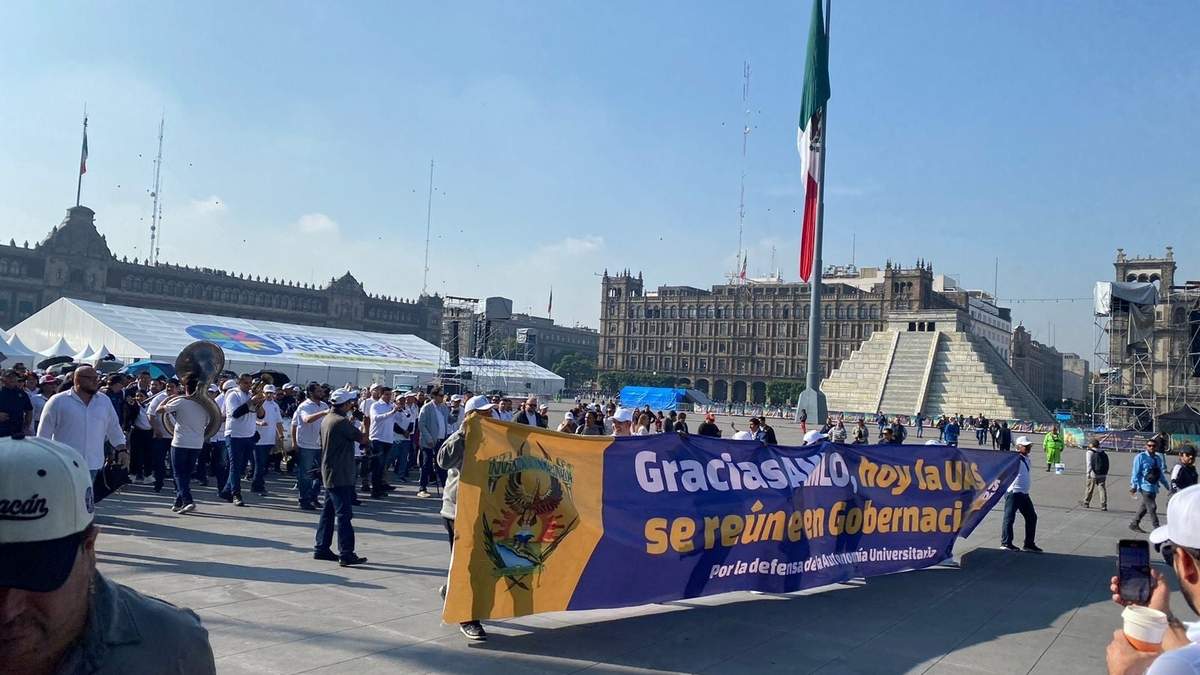 Protesta de trabajadores de la UAS en el Zócalo capitalino