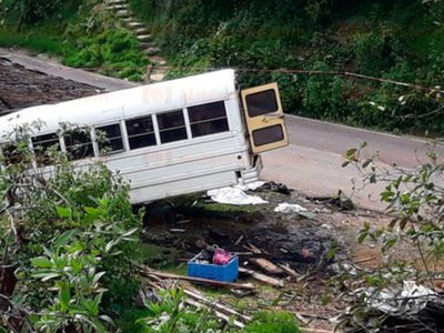 Autobús se accidenta en Michoacán; hay 10 muertos y 12 heridos