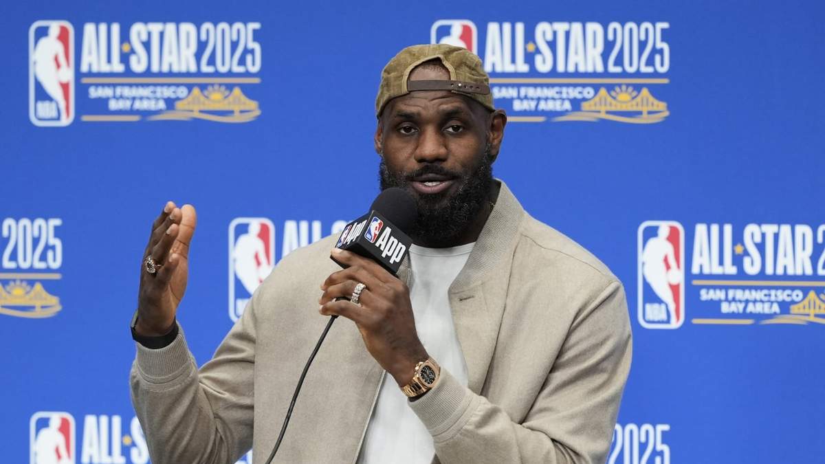 LeBron James, de los Lakers de Los Ángeles, habla en conferencia de prensa previo al torneo del Juego de Estrellas de la NBA