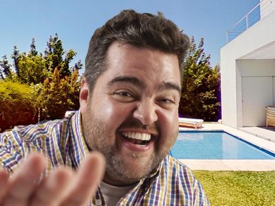 Bien argento: Darío Barassi pasa el verano en el parque con piscina de su casa en Nordelta