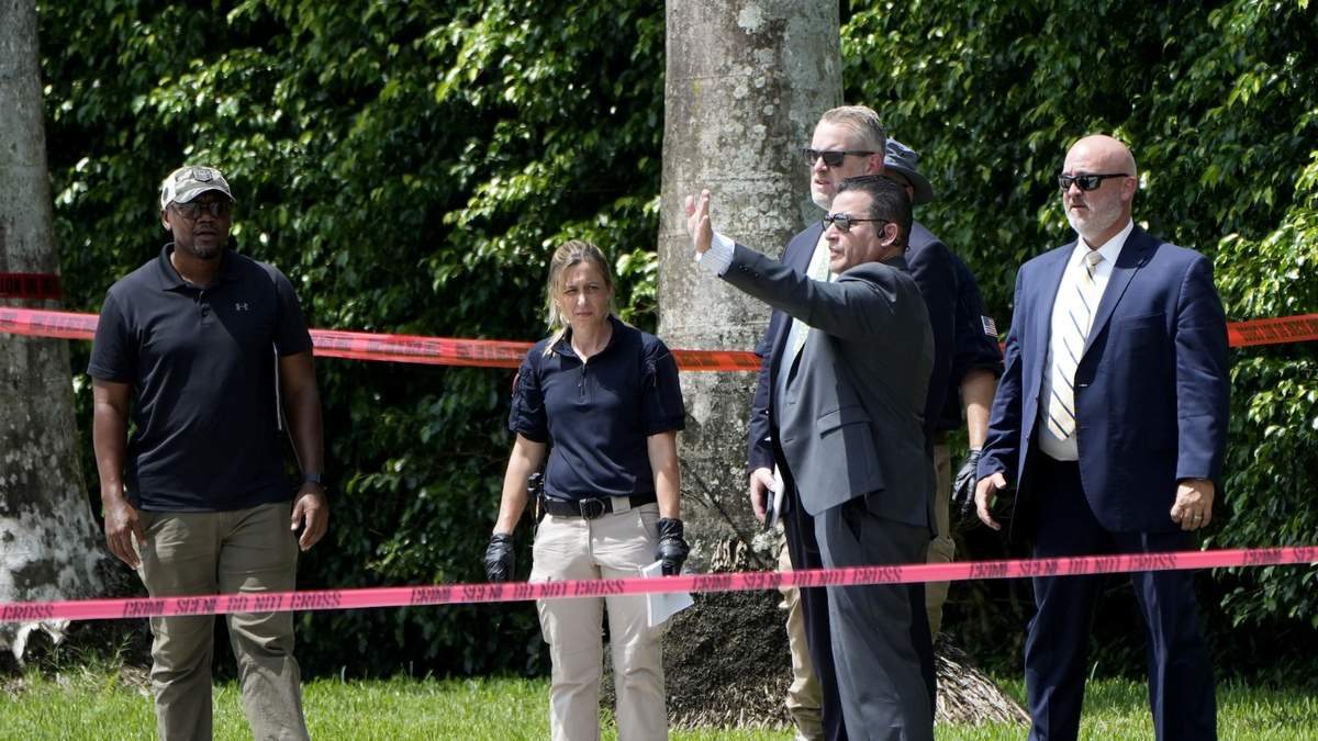 Funcionarios policiales trabajan afuera del club de golf Trump International tras el aparente intento de atentado