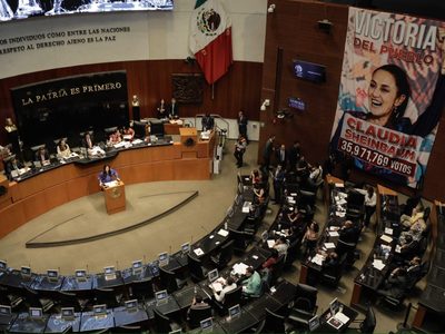 Kenia López denuncia “elección de Estado” y morenistas le responden con lona gigante (Video)