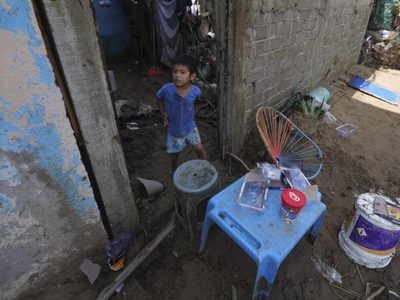 Sobrevivientes de Otis, desesperados por conseguir comida y ayuda ante la lentitud del gobierno