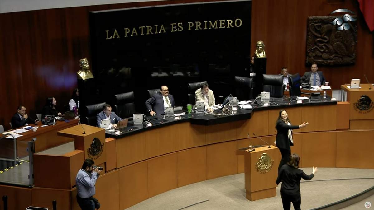 Lilly Téllez en el momento que arroja las monedas a la expriista Cynthia López Castro