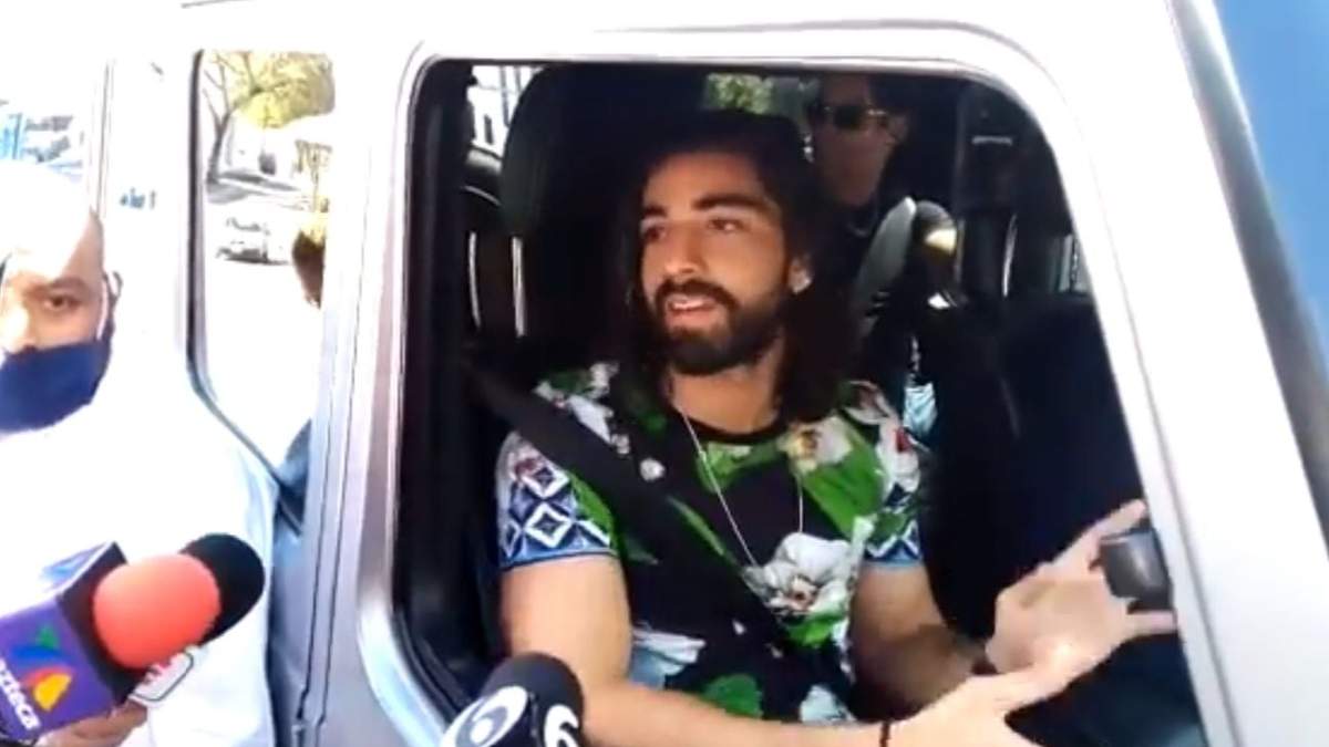 Rodolfo Pizarro se detuvo para dialogar con un aficionado