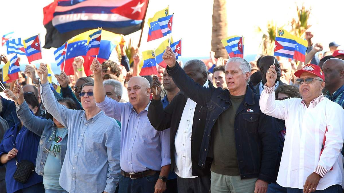 El presidente de Cuba, Miguel Díaz-Canel, al frente de la "marcha" en apoyo en Cuba a Venezuela.