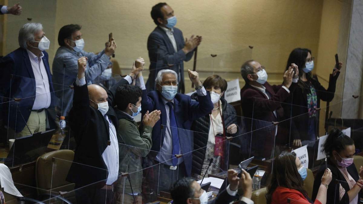 Diputados de Chile festejan por la aprobación en la Cámara Baja de la destitución de Sebastián Piñera. Fuente: (Twitter)