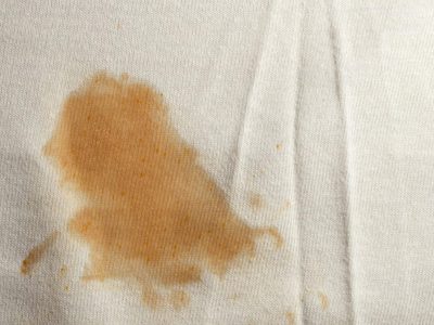 Sin una gota de Vanish o lavandina: el secreto para quitar las manchas rebeldes de tu ropa en tiempo récord