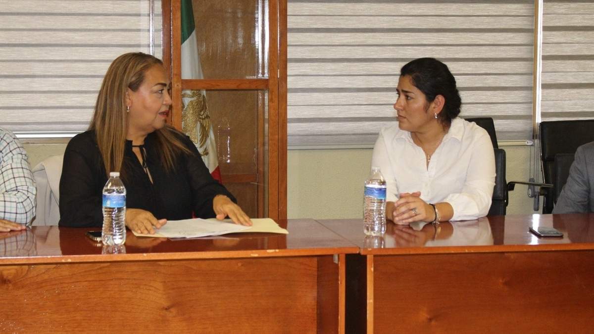 Guillermina García, secretaria general de la Sección 20 del SNTE (izq.)