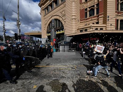 Anticuarentenas protagonizan una jornada de violentas protestas en Australia: cientos de detenidos