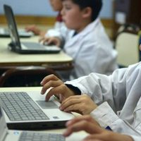 Abrirán escuelas de CABA para alumnos que no tengan acceso a internet