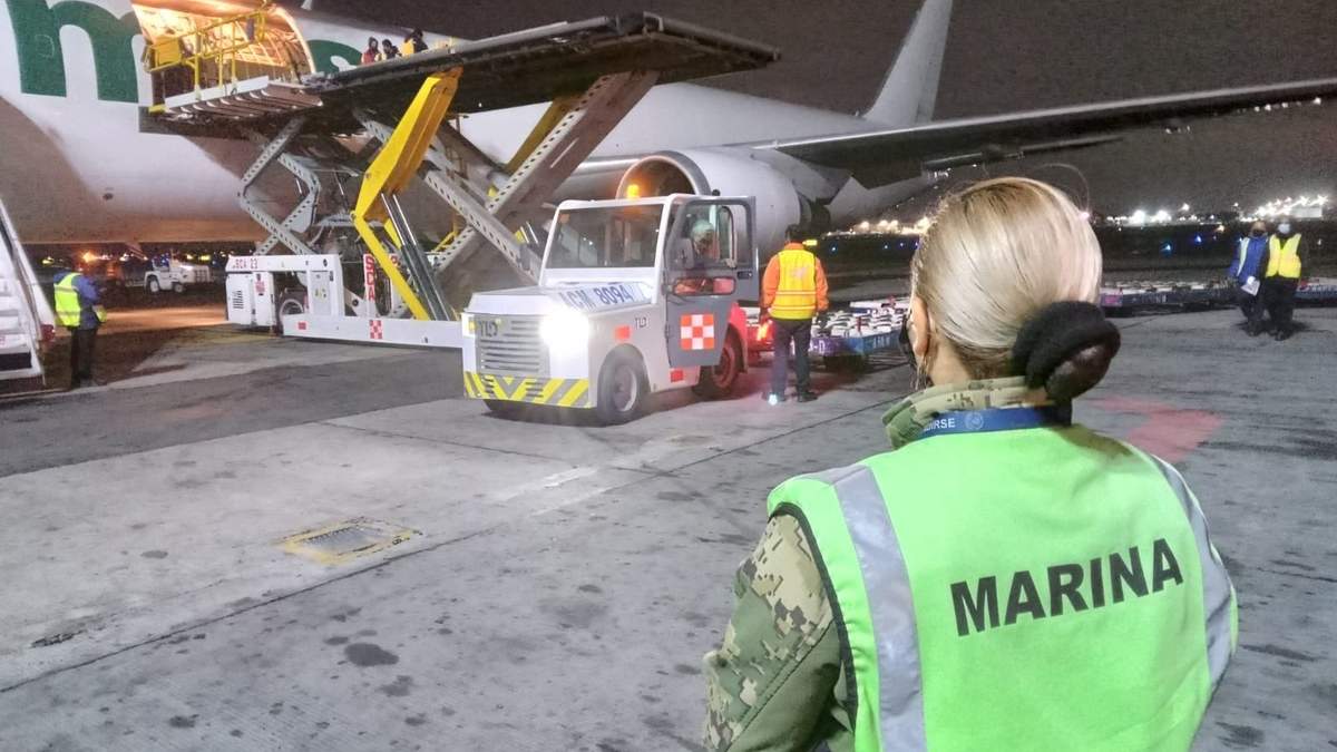 Un millón 200 mil dosis de vacunas Pfizer contra la covid-19 llegaron al AICM