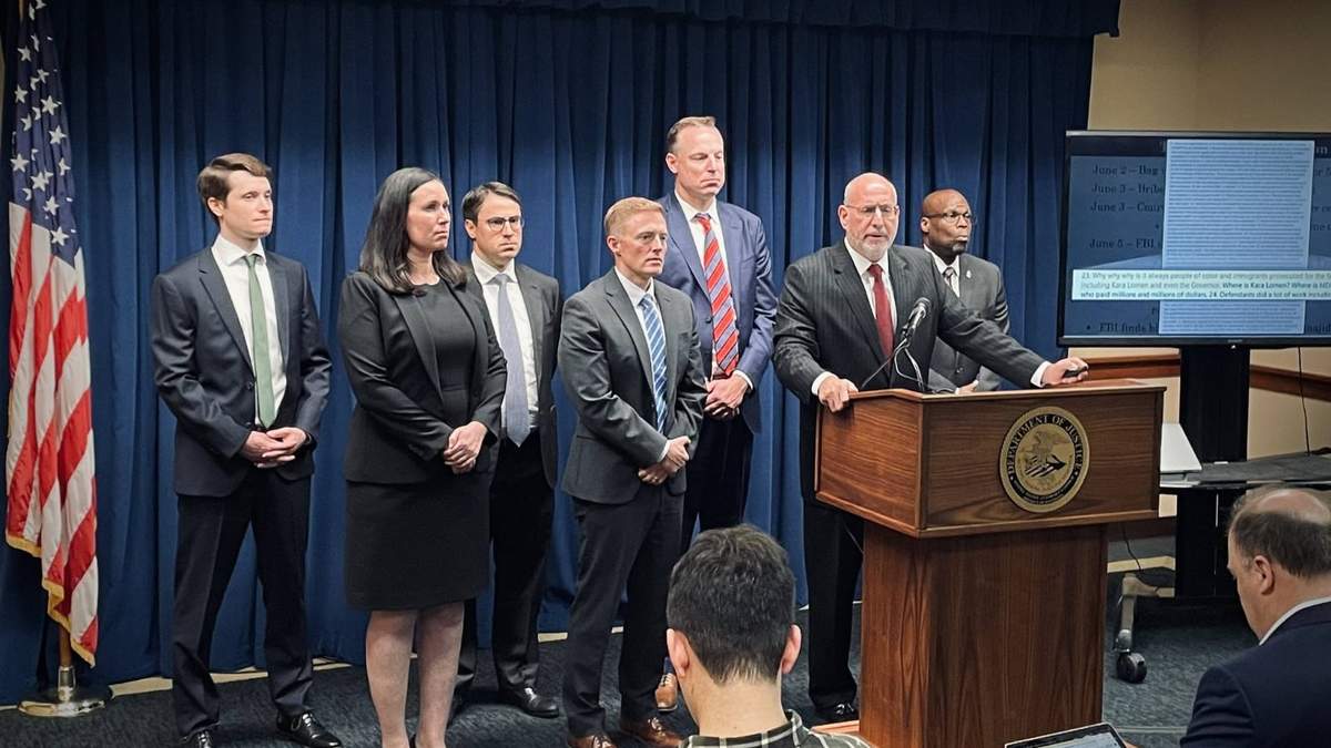 El fiscal Andrew Luger habla durante la conferencia de prensa