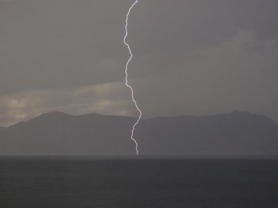 Senillosa se quedó sin luz, tras una tormenta y la caída de granizo
